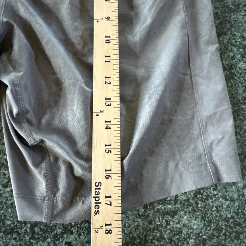 LuLuLemon Men Shorts Unlined Running Gym Gray Pockets Size S See Measurements - Picture 6 of 10